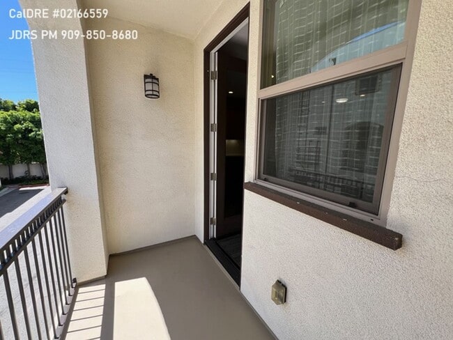 Building Photo - Bellflower Furnished 3 Bedroom Townhouse