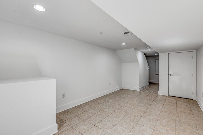 Building Photo - 621 S Clarion St
