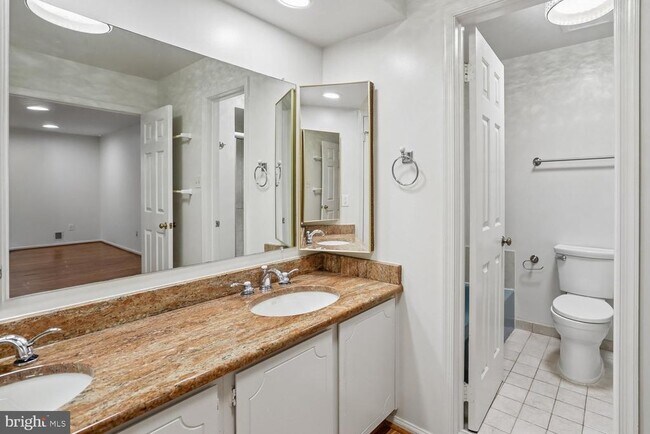 Building Photo - 903 Ridge Dr
