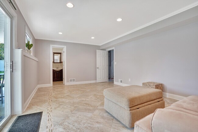 Building Photo - 785 Norwood Ave