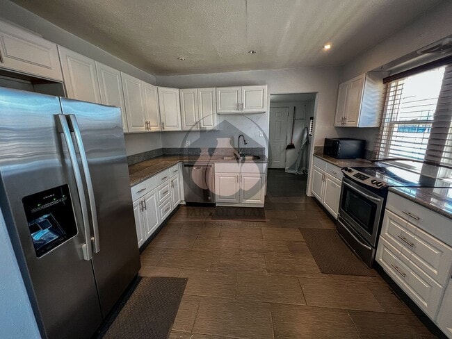 Building Photo - Classic Craftsman Charm in Central Salem! Versatile 5-Bedroom Home