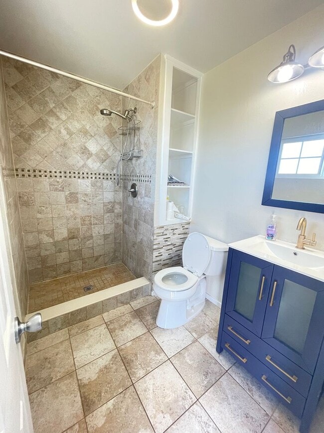 Building Photo - Live Large in this Outstanding 4 bed / 3 bath