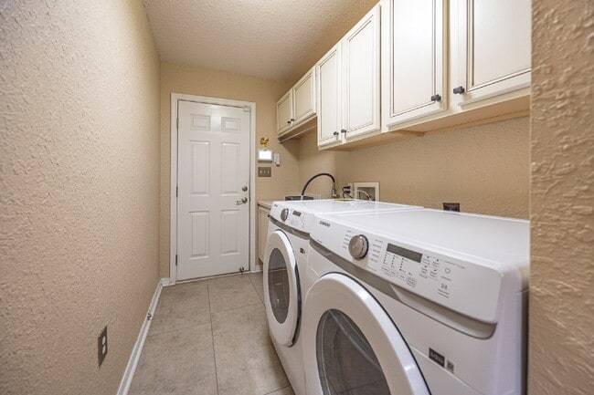 Building Photo - "Coastal Elegance Awaits: Spacious 4-Bed Oasis with Granite Touches on Shipwreck Road"