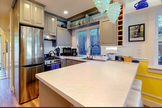 Building Photo - 6625 Amherst N St