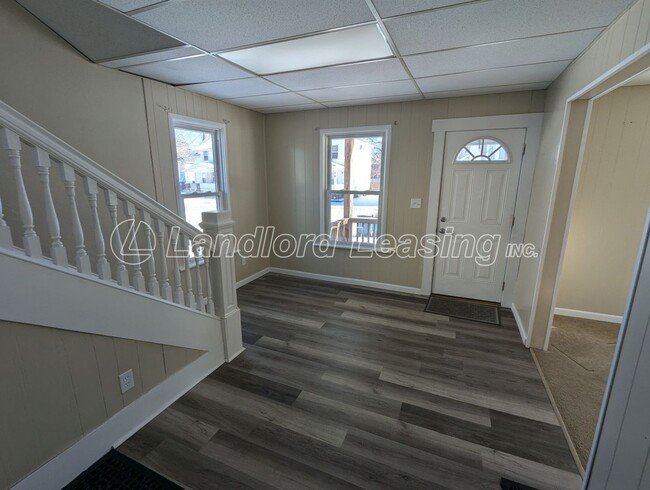 Building Photo - Updated 2-Bedroom Home with Garage and Enc...