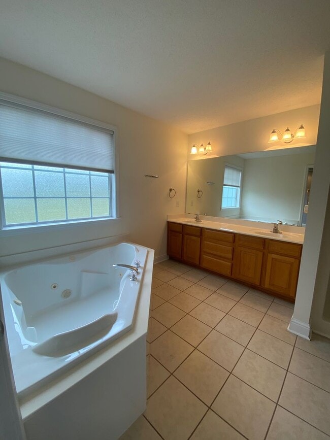 Building Photo - 205 Drayton Ct
