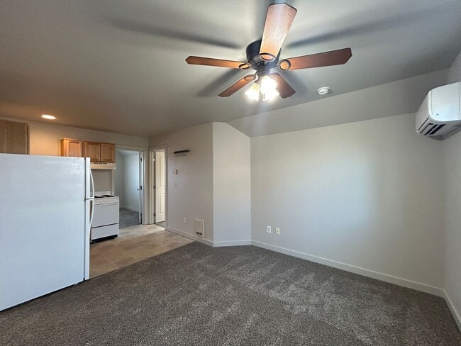 Building Photo - NE Bend Upstairs Apartment - PENDING APPLICATION