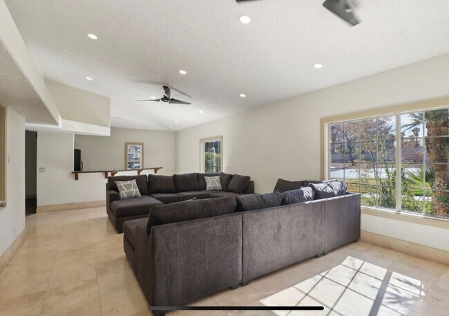 Building Photo - Beautiful Condo for Rent and Sale