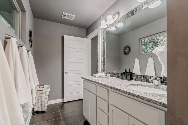 Building Photo - 2002 Rosewood Ave