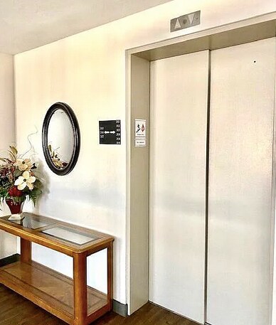 Elevator - 425 S Parkcrest