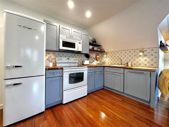Building Photo - 316 Succotash Rd