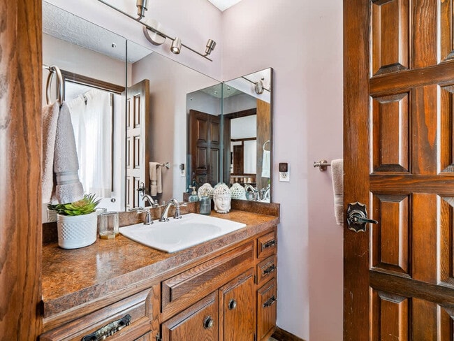 Building Photo - 1811 Breezewood Dr