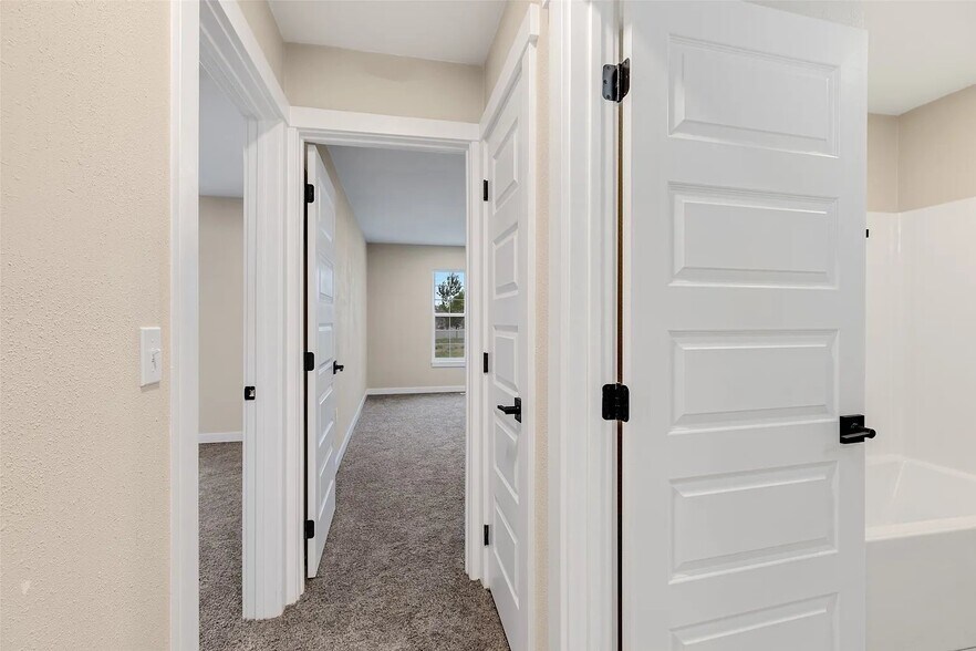 Building Photo - 2506-2508 Castle Pines Dr