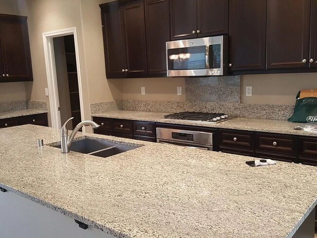 Building Photo - Well Maintained, spacious 3 bedroom single family home nestled in a great neighborhood in Rosevil...