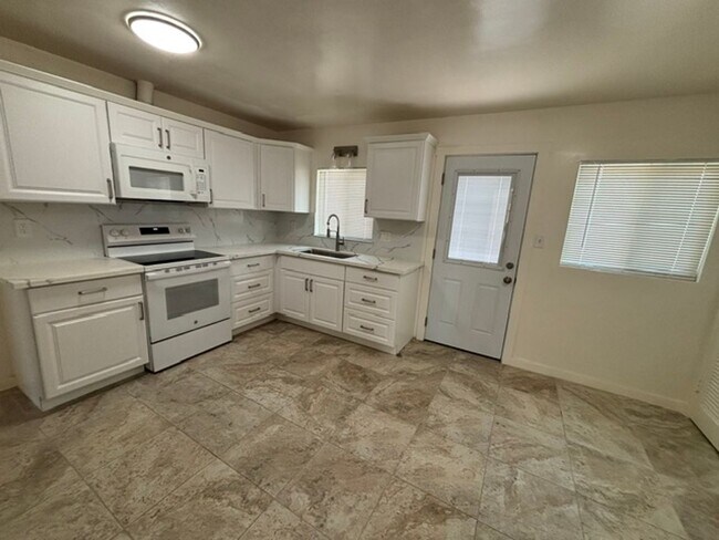 Building Photo - 1249 Sandalwood Dr