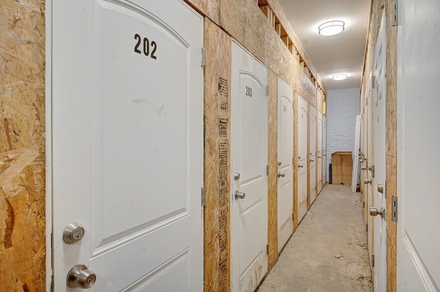 Building Photo - 1430 N Maplewood Ave