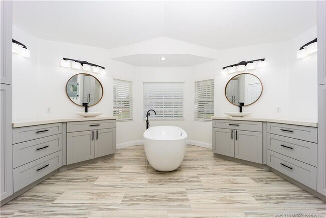 Building Photo - 5936 NW Brenda Cir