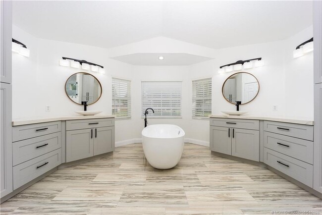 Building Photo - 5936 NW Brenda Cir