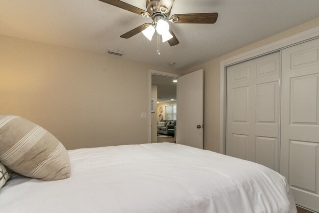 Building Photo - BEAUTIFUL UNIT JUST 5 MINUTE WALK TO DOWNTOWN