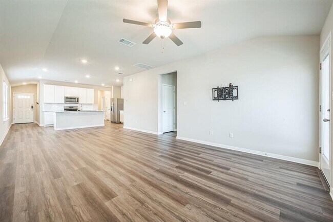Building Photo - 100 Edge Holw Dr