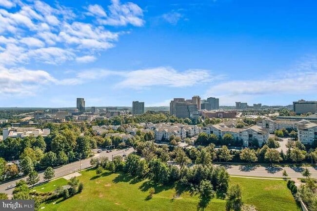 Building Photo - 8220 Crestwood Heights Dr