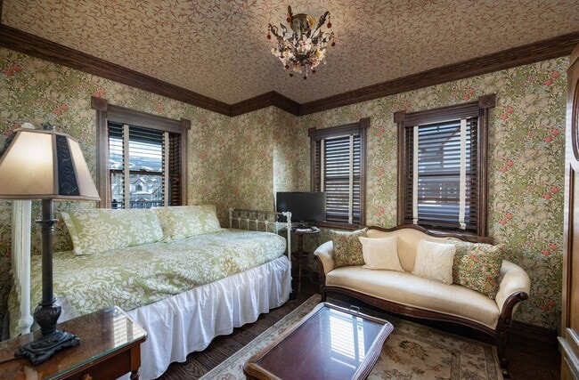 Building Photo - Winter rental! Luxury 4 bed, 3 bath home i...