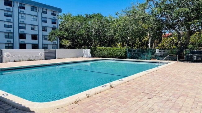 Building Photo - 2401 Riverside Dr