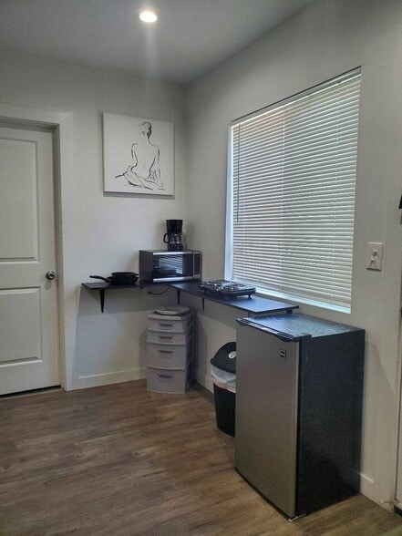 Building Photo - 9659 Rincon Ave