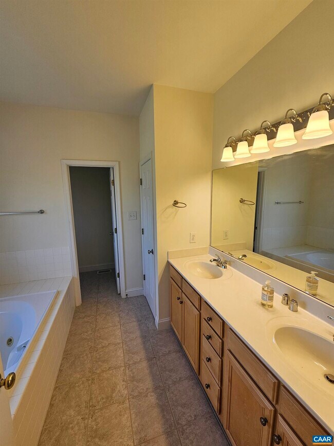 Building Photo - 134 Deerwood Dr