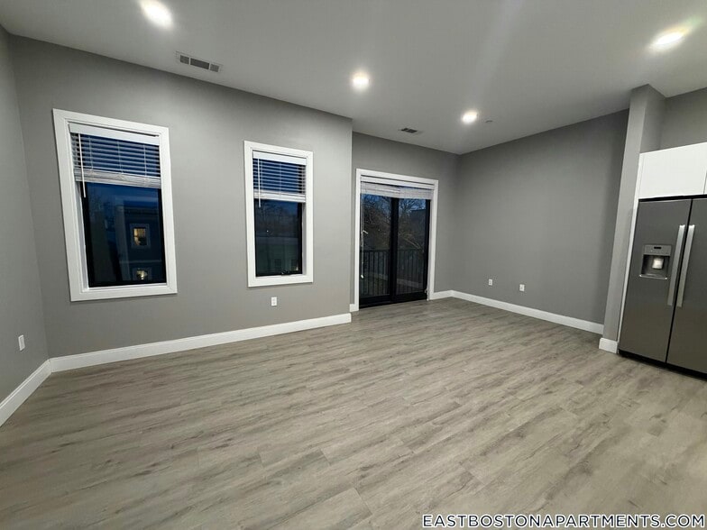 Building Photo - 656 Saratoga St