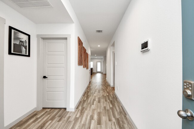 Building Photo - 202 Serena Pk Ln