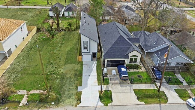 Building Photo - 3320 Francis St