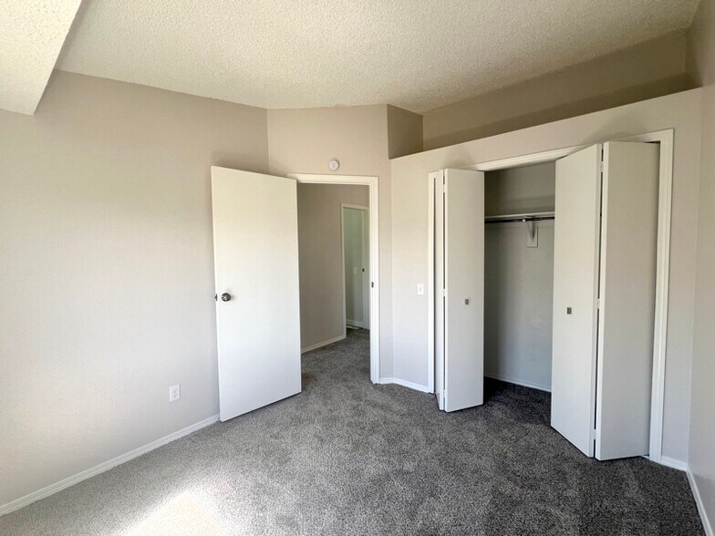Building Photo - 3903 Smoke Tree Dr