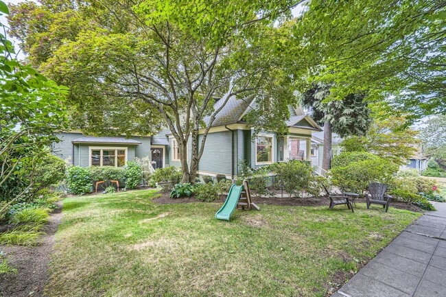 Building Photo - Queen Anne Home