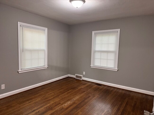 Building Photo - 3 bedroom 1 bath home, located in the Greystone area!