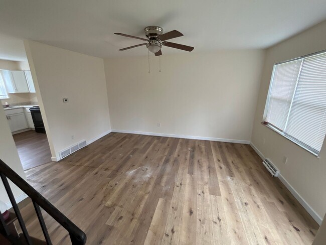 Building Photo - 2 Bed 1.5 bath with ac and off-street parking