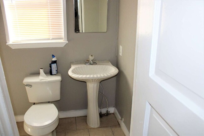 Building Photo - This remodeled charmer is close to Tech and ready for new tenants 7-15-26