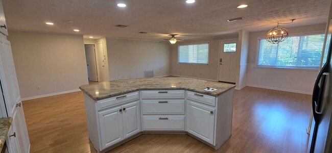 Building Photo - Beach lifestyle!