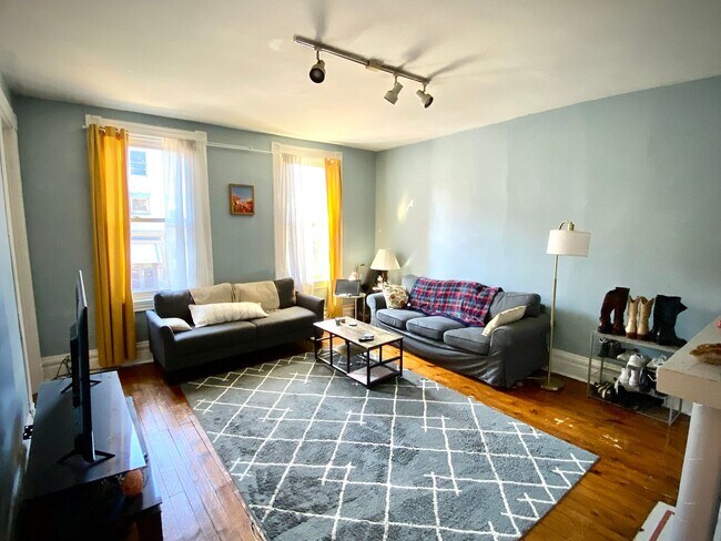 Building Photo - 715-17 Summerlea St