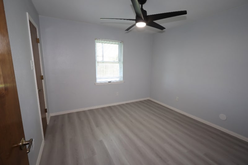 Building Photo - 412 Live Oak Dr