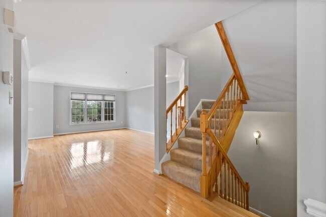 Building Photo - 9401 Rosmarin Way
