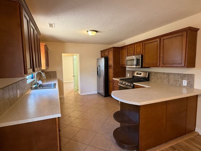 Building Photo - 4 Bedroom, nice area, 2 Car Garage