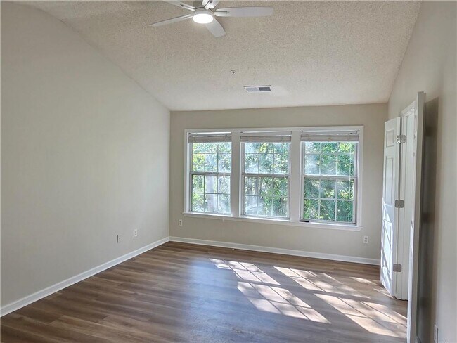 Building Photo - 137 Kenninghall Ct