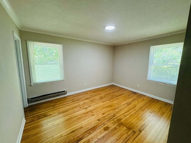 Building Photo - Remodeled ranch with fenced in yard!