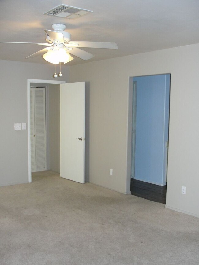Building Photo - 5258 Steinbrenner Ln