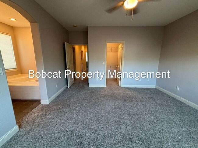 Building Photo - 1240 Flintwood Dr