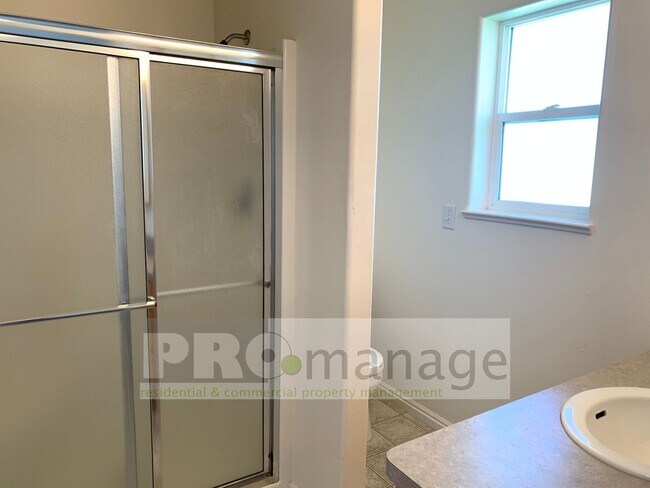 Building Photo - 3 Bed / 2 Bath Townhome w/ 2 Car Garage  -...