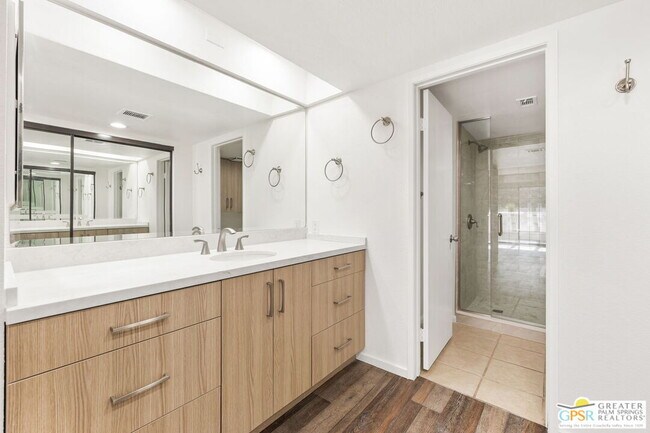 Building Photo - 505 S Farrell Dr