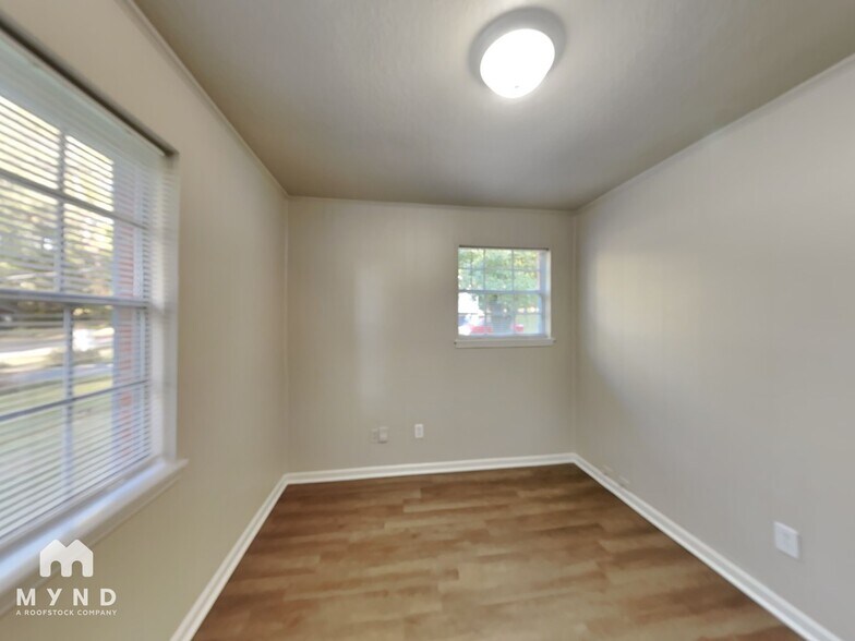 Building Photo - 713 Kingman Rd