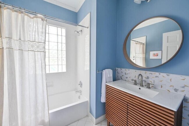 Building Photo - 2076 Ridgedale Rd NE